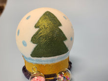 Charger l&#39;image dans la galerie, Bombe de bain avec cadeau -  Globe de Noël - La Fabrik

